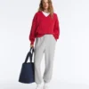Swetr z dzianiny typu cable knit z dekoltem w serek, wykonany w 100% z bawełny