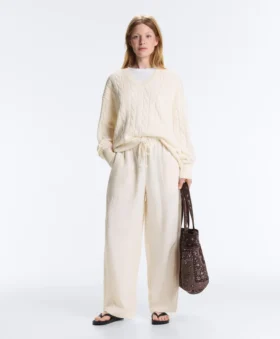 Swetr z dzianiny typu cable knit z dekoltem w serek, wykonany w 100% z bawełny