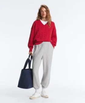 Swetr z dzianiny typu cable knit z dekoltem w serek, wykonany w 100% z bawełny