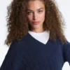 Swetr z dzianiny typu cable knit z dekoltem w serek, wykonany w 100% z bawełny