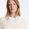 Swetr z dzianiny typu cable knit z dekoltem w serek, wykonany w 100% z bawełny