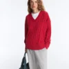 Swetr z dzianiny typu cable knit z dekoltem w serek, wykonany w 100% z bawełny