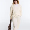 Swetr z dzianiny typu cable knit z dekoltem w serek, wykonany w 100% z bawełny