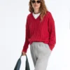 Swetr z dzianiny typu cable knit z dekoltem w serek, wykonany w 100% z bawełny
