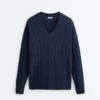 Swetr z dzianiny typu cable knit z dekoltem w serek, wykonany w 100% z bawełny