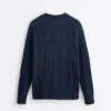 Swetr z dzianiny typu cable knit z dekoltem w serek, wykonany w 100% z bawełny