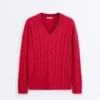 Swetr z dzianiny typu cable knit z dekoltem w serek, wykonany w 100% z bawełny