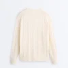 Swetr z dzianiny typu cable knit z dekoltem w serek, wykonany w 100% z bawełny
