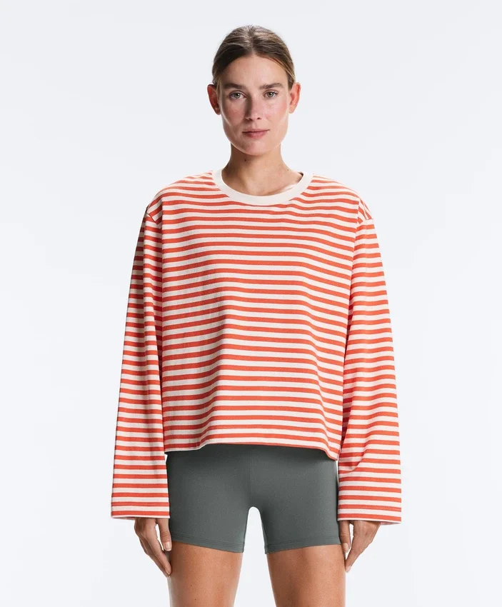 T-shirt o prostym kroju z długim rękawem w paski, wykonany w 100% z bawełny T-shirt o prostym kroju z długim rękawem w paski, wykonany w 100% z bawełny