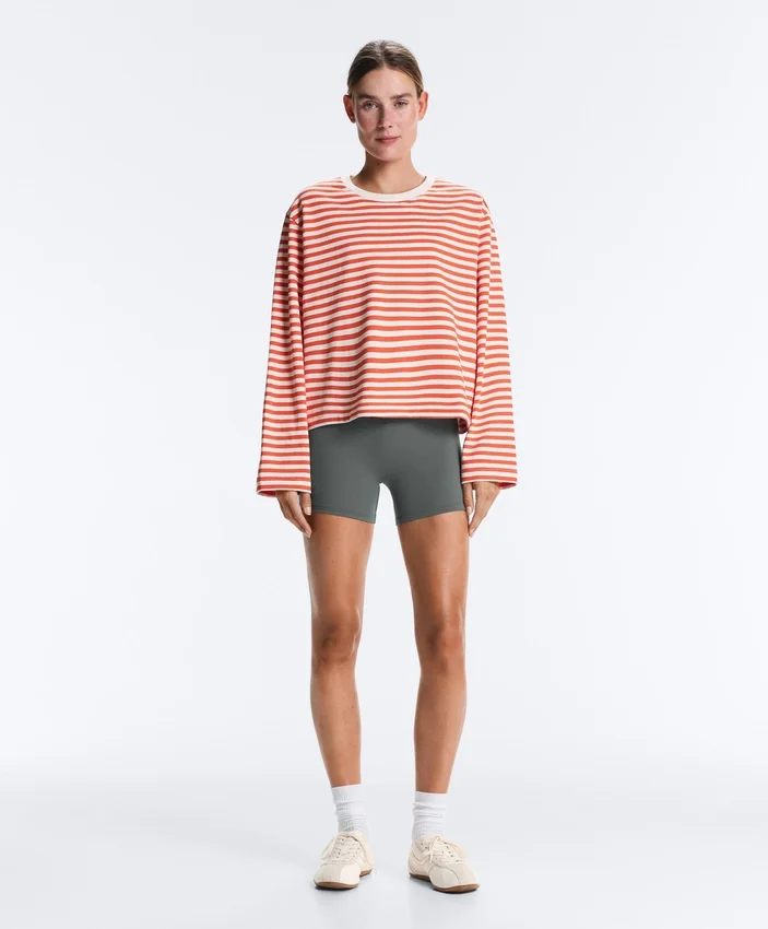 T-shirt o prostym kroju z długim rękawem w paski, wykonany w 100% z bawełny T-shirt o prostym kroju z długim rękawem w paski, wykonany w 100% z bawełny