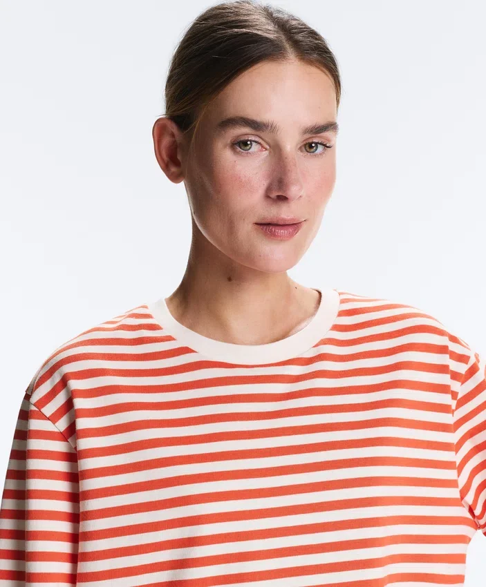 T-shirt o prostym kroju z długim rękawem w paski, wykonany w 100% z bawełny T-shirt o prostym kroju z długim rękawem w paski, wykonany w 100% z bawełny