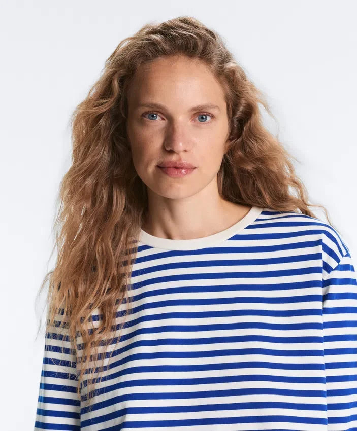 T-shirt o prostym kroju z długim rękawem w paski, wykonany w 100% z bawełny T-shirt o prostym kroju z długim rękawem w paski, wykonany w 100% z bawełny