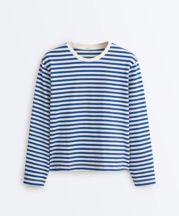 T-shirt o prostym kroju z długim rękawem w paski, wykonany w 100% z bawełny T-shirt o prostym kroju z długim rękawem w paski, wykonany w 100% z bawełny