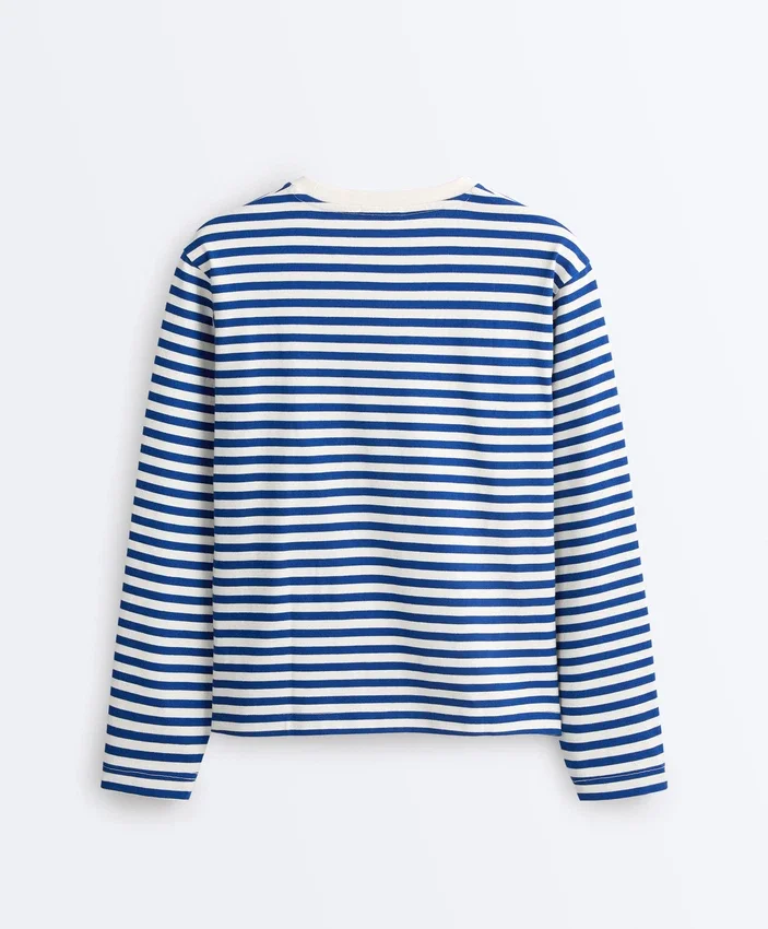 T-shirt o prostym kroju z długim rękawem w paski, wykonany w 100% z bawełny T-shirt o prostym kroju z długim rękawem w paski, wykonany w 100% z bawełny