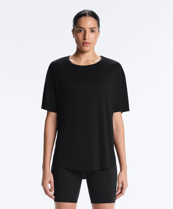 T-shirt z krótkim rękawem z mieszanki modalu z zaokrąglonym tyłem T-shirt z krótkim rękawem z mieszanki modalu z zaokrąglonym tyłem