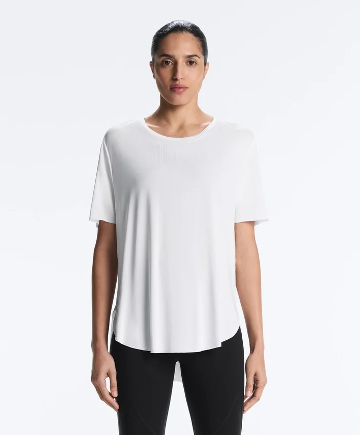 T-shirt z krótkim rękawem z mieszanki modalu z zaokrąglonym tyłem T-shirt z krótkim rękawem z mieszanki modalu z zaokrąglonym tyłem