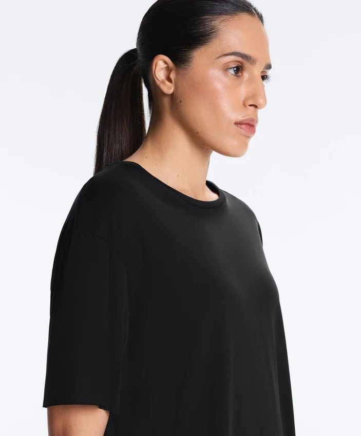 T-shirt z krótkim rękawem z mieszanki modalu z zaokrąglonym tyłem T-shirt z krótkim rękawem z mieszanki modalu z zaokrąglonym tyłem