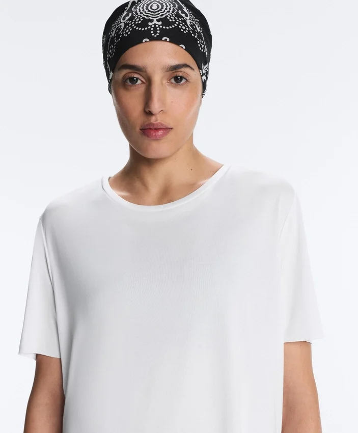 T-shirt z krótkim rękawem z mieszanki modalu z zaokrąglonym tyłem T-shirt z krótkim rękawem z mieszanki modalu z zaokrąglonym tyłem