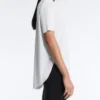 T-shirt z krótkim rękawem z mieszanki modalu z zaokrąglonym tyłem T-shirt z krótkim rękawem z mieszanki modalu z zaokrąglonym tyłem