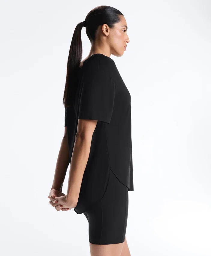 T-shirt z krótkim rękawem z mieszanki modalu z zaokrąglonym tyłem T-shirt z krótkim rękawem z mieszanki modalu z zaokrąglonym tyłem