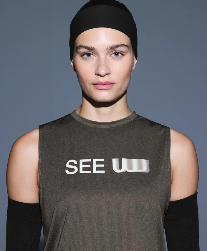Techniczny T-shirt bez rękawów z nadrukiem Techniczny T-shirt bez rękawów z nadrukiem