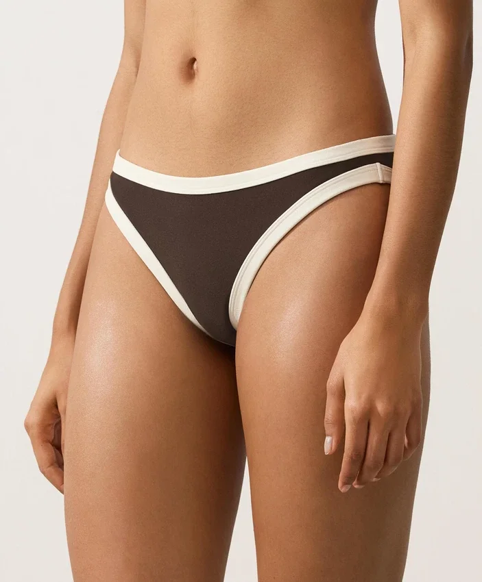 Top bikini w kształcie trójkąta z kontrastową lamówką Top bikini w kształcie trójkąta z kontrastową lamówką
