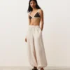Top bikini w kształcie trójkąta z kontrastową lamówką Top bikini w kształcie trójkąta z kontrastową lamówką