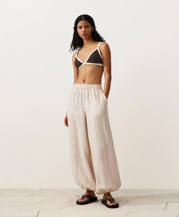 Top bikini w kształcie trójkąta z kontrastową lamówką Top bikini w kształcie trójkąta z kontrastową lamówką