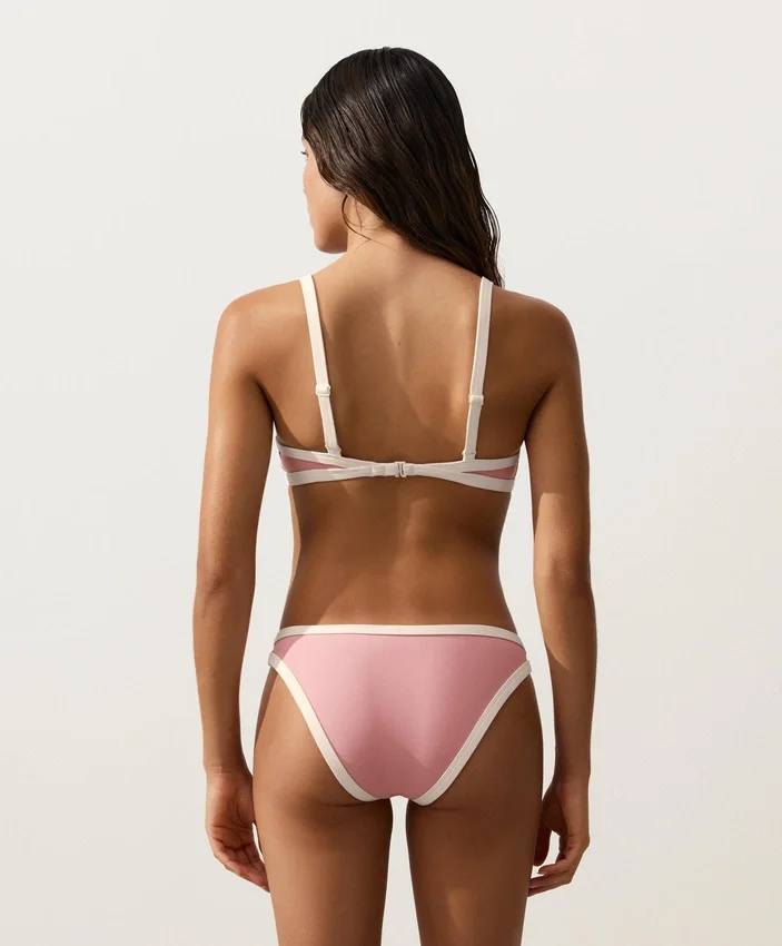 Top bikini w kształcie trójkąta z kontrastową lamówką Top bikini w kształcie trójkąta z kontrastową lamówką