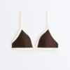 Top bikini w kształcie trójkąta z kontrastową lamówką Top bikini w kształcie trójkąta z kontrastową lamówką
