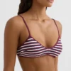 Top bikini w trójkąt z teksturowanego materiału w paski Top bikini w trójkąt z teksturowanego materiału w paski