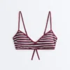 Top bikini w trójkąt z teksturowanego materiału w paski Top bikini w trójkąt z teksturowanego materiału w paski