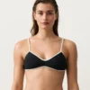 Top bikini z kontrastowymi wykończeniami Top bikini z kontrastowymi wykończeniami