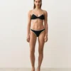 Top bikini z kontrastowymi wykończeniami Top bikini z kontrastowymi wykończeniami
