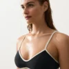 Top bikini z kontrastowymi wykończeniami Top bikini z kontrastowymi wykończeniami