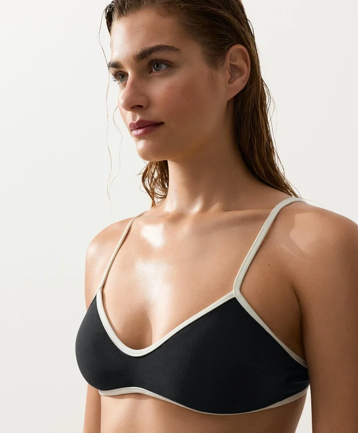 Top bikini z kontrastowymi wykończeniami Top bikini z kontrastowymi wykończeniami