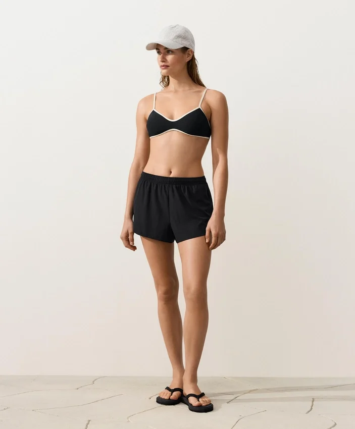 Top bikini z kontrastowymi wykończeniami Top bikini z kontrastowymi wykończeniami