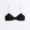 Top bikini z kontrastowymi wykończeniami Top bikini z kontrastowymi wykończeniami