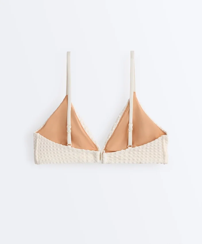 Trójkątny top bikini z dzianiny szydełkowej o fakturze bąbelkowej Trójkątny top bikini z dzianiny szydełkowej o fakturze bąbelkowej